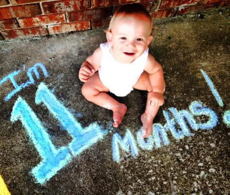 11 month old. Easy, do it yourself, no need to pay for expensive pics! Sidewalk Chalk Photos, Chalk Photos, Foto Newborn, Baby Fotografie, Foto Baby, Foto Tips, Sidewalk Chalk, Children And Family, Future Baby