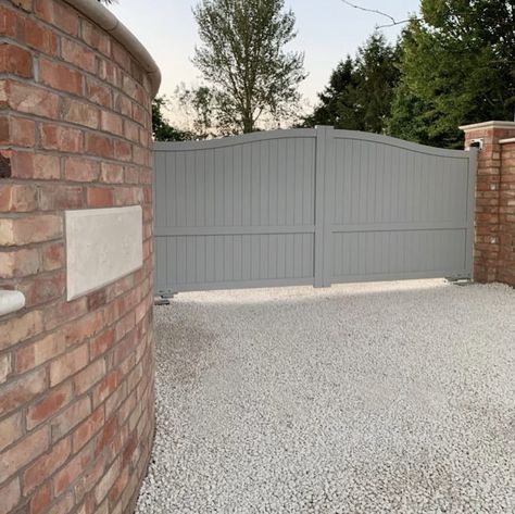 Big Gates Entrance, Driveway Gates Wooden, Driveway With Gate, Cotswolds Style, Entrance Gates Driveway, Modern Main Gate Designs, Beautiful Driveways, Driveway Fence, Driveway Entrance Landscaping