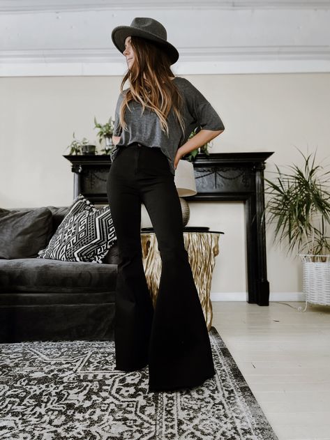 Bell Bottom Style, Womens Bell Bottoms Outfit, Bell Bottom Winter Outfit, What To Wear With Bell Bottom Jeans, Edgy Country Outfits, Bell Bottom Outfit Ideas, Boho Professional Style, Bellbottom Jean Outfits, Bellbottom Pants Outfits