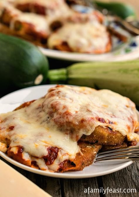 Zucchini Parmesan - Wondering what to do with those huge zucchini growing in your garden! This is the perfect, delicious recipe! Zucchini Recipes Parmesan, Zucchini Growing, Parmesan Dinner, Grilled Zucchini Recipes, Zucchini Recipes Baked, Moms Recipes, Zucchini Parmesan, Recipes Vegetables, Zucchini Flowers