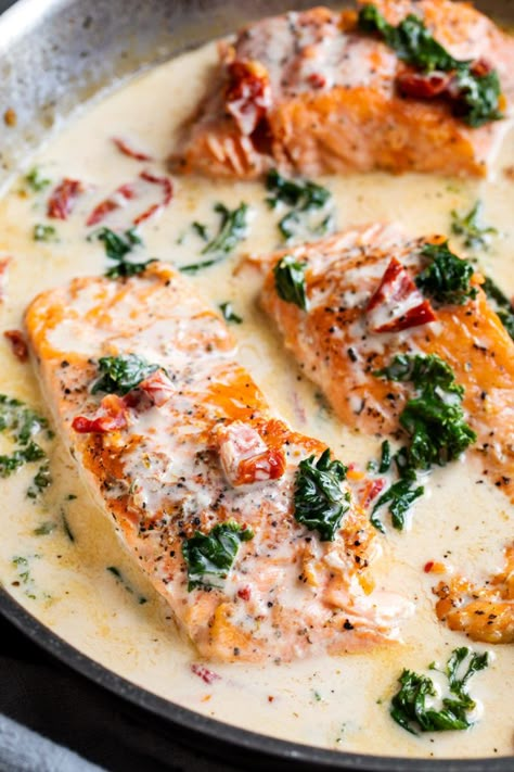 Tuscan Salmon Recipe, Cheese Restaurant, Salmon Filets, Cream Cheese Sauce, Tuscan Recipes, Creamy Garlic Chicken, Garlic Cream Sauce, Creamy Garlic Sauce, Makanan Diet