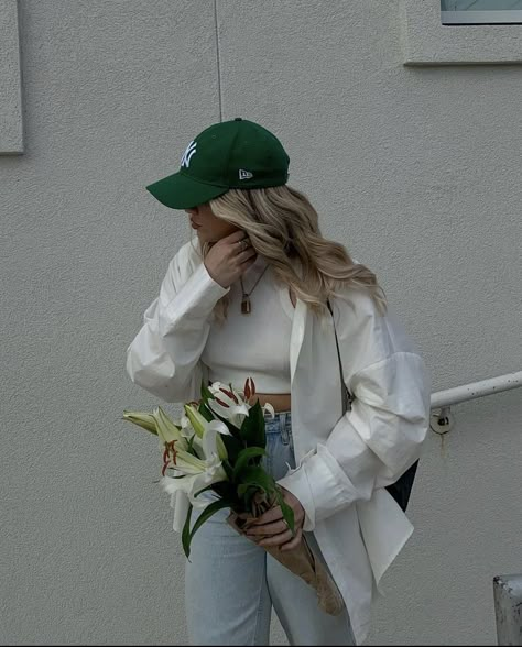 Green Hat Outfit Baseball Caps, Green Ny Hat Outfit, Green Cap Outfits For Women, Green Ny Hat, Ny Hat Outfit, Green Cap Outfit, Ny Cap Outfit, Grey Hat Outfit, White Cap Outfit