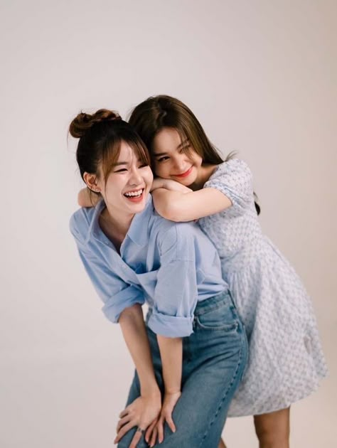 Besties Ideas, Group Photo Poses, Group Picture Poses, Studio Photoshoot Ideas, Sisters Photoshoot Poses, Sister Poses, Friendship Photoshoot, Sisters Photoshoot, Studio Poses