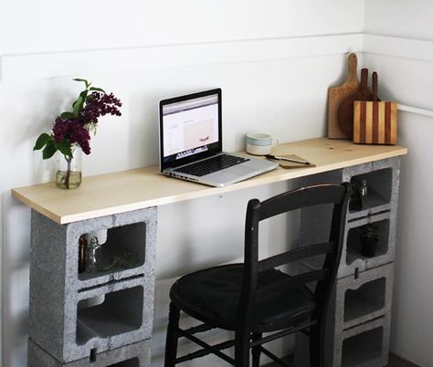 simple-diy-desk-made-from-upcycled-cinder-blocks                                                                                                                                                                                 More Cinder Block Desk, Cinder Blocks Diy, Cinder Block Furniture, Diy Industrial Furniture, Table For 12, Cement Blocks, Diy Blocks, Block Table, Cinder Block