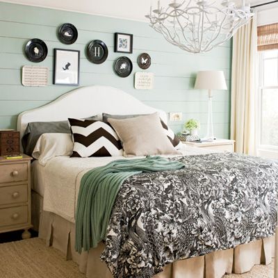 For a touch of drama, this homeowner added black in various fabrics as well as in the plates and frames on the walls. Bold chevron stripes on the pillows mixed with a classic duvet pattern brings contemporary elements to the mix. Aqua Bedroom, Cream Bedrooms, Bold Bedroom, Living Colors, Couple Bedroom, Cama Box, Master Bedrooms Decor, Blue Decor, Southern Living