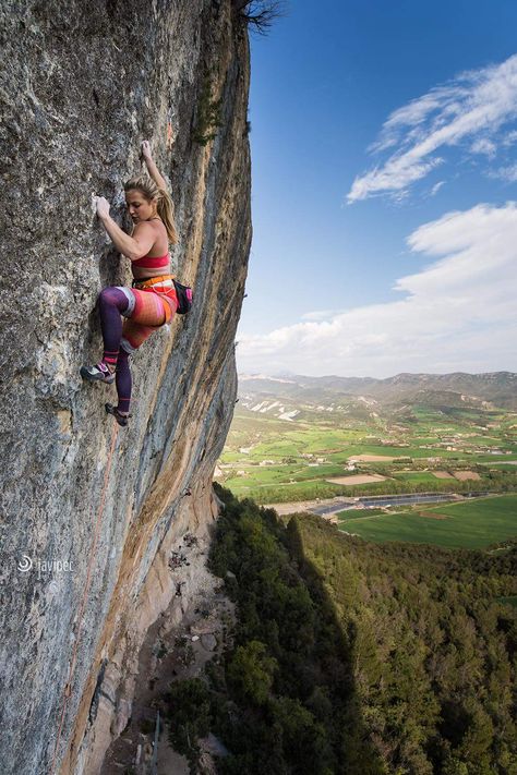 Outdoor Sports Photography, Sasha Digiulian, Rock Climbing Photography, Outdoor Sports Court, Climbing Girl, Vertical Landscape, Sport Climbing, Strong Arms, Living On The Edge