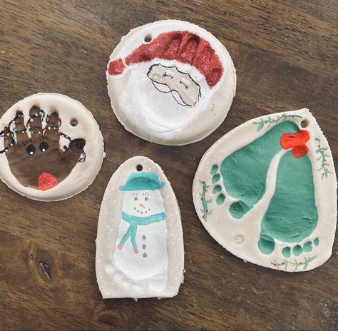 Salt Dough Handprints Christmas, Salt Dough Mistletoes, Salt Dough Ornaments Baby, Baby Ornaments Diy, Christmas Footprints, Christmas Salt Dough Ornaments, Baby Christmas Crafts, Salt Dough Christmas Ornaments, Christmas Newborn