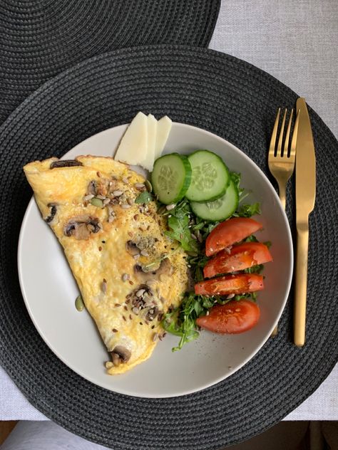 Diet Breakfast Aesthetic, Keto Recipes Aesthetic, Healthy Breakfast Aesthetic Eggs, Lunch Aesthetic Home, Savory Breakfast Aesthetic, Egg Breakfast Aesthetic, Omelette Aesthetic, Healthy Breakfast Diet, Delicious Keto Recipes