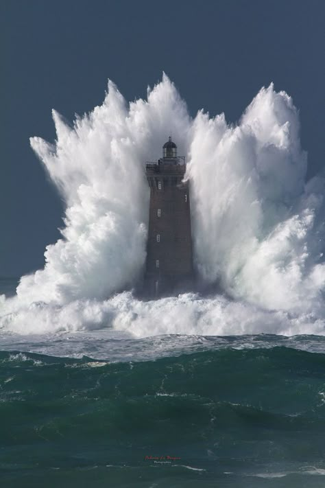 Wave bigger than the lighthouse it's hitting - Imgur No Wave, Huge Waves, Lighthouse Pictures, Beautiful Lighthouse, Beacon Of Light, Foto Tips, In The Ocean, Outdoor Fire, Ocean Waves