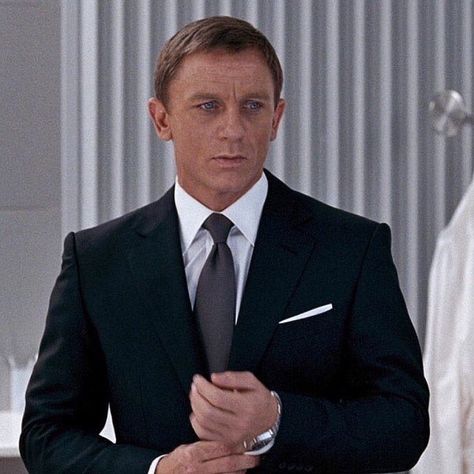 Regency Suit, James Bond Craig, James Bond Outfits, Bond Outfits, Craig Bond, Bond Suits, Quantum Of Solace, Daniel Craig 007, Daniel Graig