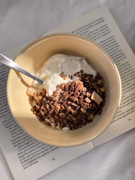 Snack / Yogurt Bowl Yogurt And Granola Aesthetic, Granola Bowl Aesthetic, Yogurt Parfait Ideas, Parfait Ideas, Smoothie Bowl Aesthetic, Yogurt Smoothie Bowl, Granola Chocolate, Bowl Aesthetic, Breakfast Art