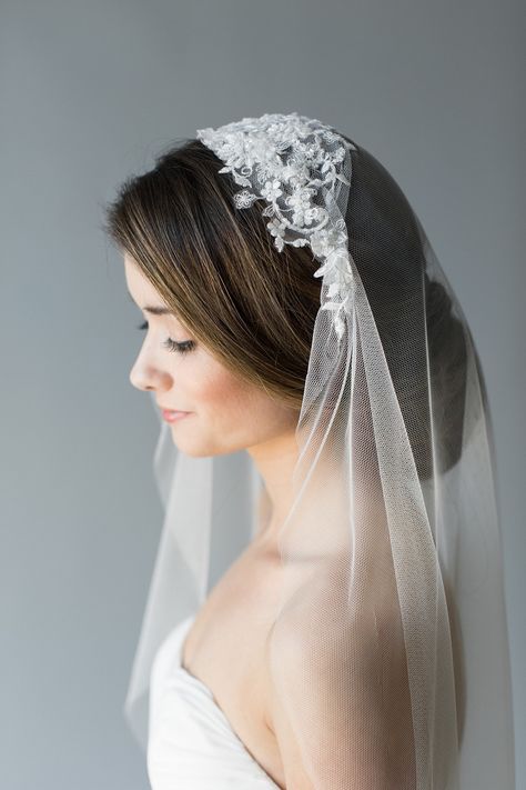 Three Timeless Bridal Hairstyles we love by Betsey Blue Photography | Wedding Sparrow fine art wedding blog Juliet Veil, Vintage Style Veil, Fingertip Wedding Veils, Vintage Veils, Veil Lace, Wedding Bridal Veils, Wedding Sparrow, Wedding Veils Lace, Veil Hairstyles