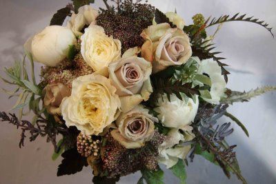 champagne wedding flowers Pewter Wedding, Cream Wedding Bouquet, Unique Destination Wedding, Music Themed Wedding, Yellow Bouquets, Vintage Bouquet, Winter Bouquet, Winter Wedding Flowers, Gorgeous Wedding Cake