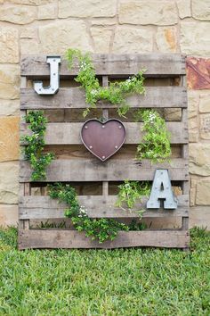 Pallet Wedding Decor, Pallet Wedding, Wedding Backdrop Decorations, Rustic Wedding Signs, Bridal Bridesmaid Dresses, Outdoor Wedding Decorations, Rustic Country Wedding, Backdrop Decorations, Garden Inspired