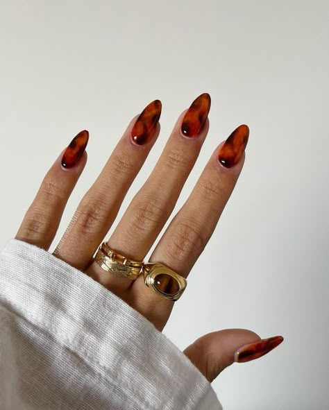 Tort Shell Nails, Tortoise Shell Nails Almond, Jelly Brown Nails, Tortus Shell Nails, Red Tortoise Shell Nails, Almond Nails Tortoise, Nail Inspo Tortoise Shell, Tortoise Shell And Red Nails, Brown Jelly Nails