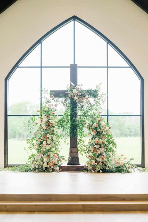 18 Spring Wedding Altars - LADY WEDDINGS Cross For Wedding Ceremony Altars, Cross Floral Wedding, Flowers On A Cross Wedding, Floral Cross Wedding Altars, Wedding Ceremony Cross Backdrop, Wedding Cross Florals, Wedding Cross With Flowers, Flower Cross Wedding, Cross Alters For Weddings