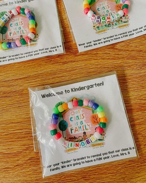 Emily on Instagram: “✨ Welcome gifts for my kindergarteners! ✨ We read Our Class is a Family and then I gave each of them matching bracelets that I handmade to…” Gift Ideas For 1st Grade Students, Our Class Is A Family Classroom Theme, First Day Of School Art Kindergarten, Welcome To Kindergarten Gifts 1st Day, Beginning Of The Year Activities 1st, Kindergarten First Day Gift, Welcome Back To School Gifts For Kids, Welcome To Kindergarten Gifts, Back To School Crafts Elementary