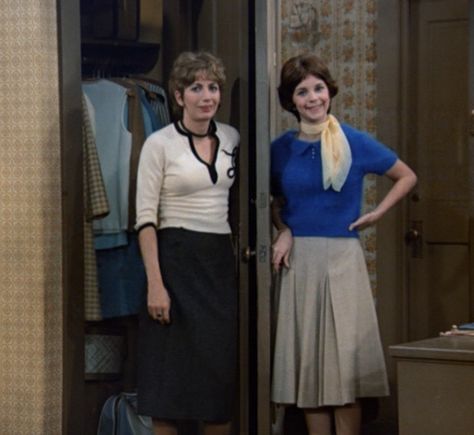 Laverne And Shirley Costumes, Girlfriends Photoshoot, Cindy Williams, Laverne & Shirley, Christmas Episodes, 2 Broke Girls, 70s Tv Shows, Classic Comedies, Thanks For The Memories