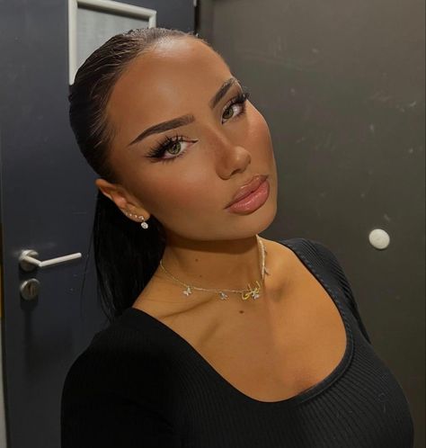 Slicked Back Ponytail, Casual Makeup, Makeup For Blondes, Beauty Natural, Creative Makeup Looks, Clean Makeup, Flawless Makeup, Hair Game, Gorgeous Makeup