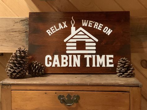 Modern Rustic Cabin Interior Decorating Ideas, Cabin Crafts Diy Ideas, Cabin Signs Diy, Log Cabin Decorating Ideas, Welcome To The Cabin Sign, Welcome To Our Cabin Sign, Log Cabin Art, Cabin Decor Diy, Wood Cabin Signs