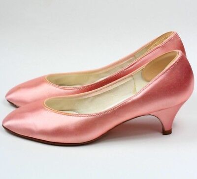 MARKED SIZE 7N. VERY GOOD CONDITION WITH A FEW LIGHT STAINS. HEEL HEIGHT: 2,25”. 50s Shoes Heels, Heel Reference, Pink Kitten Heel, Shoes With Bows, 1950s Kitten Heels, 50s Heels, Pink Feminine Kitten Heels With Padded Heel, 80’s Shoes, 1960s Shoes Women