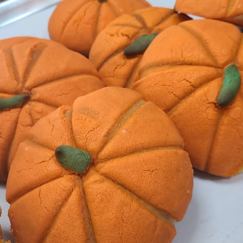 Fall Conchas, Cute Conchas, Concha Cupcakes Recipe, Pumpkin Conchas, Concha Recipe, Christmas Conchas, Halloween Conchas, Conchas Recipe, Conchas Pan