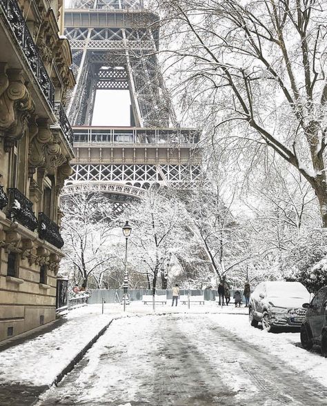 Eiffel Tower in winter. France Winter, Eiffel Tower In Paris, Paris Winter, Tower In Paris, Paris Wallpaper, Paris Look, Winter Cabin, Paris Aesthetic, Winter Scenery