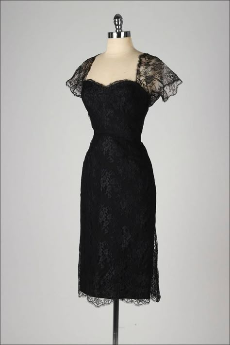 50s Lace Dress, Cocktail Wedding Dresses, Lase Dress, Black Lace Dresses, Chantilly Lace Dress, Vintage Outfits Aesthetic, Lace Vintage Dress, Cocktail Outfits, Black Vintage Dress