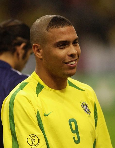 Brazil Hairstyle, R9 Brazil, Brazilian Ronaldo, Futbol Aesthetic, Ronaldo Hairstyle, Ronaldo Brazil, Ronaldo Hair, Brazilian Soccer Players, Ronaldo Haircut