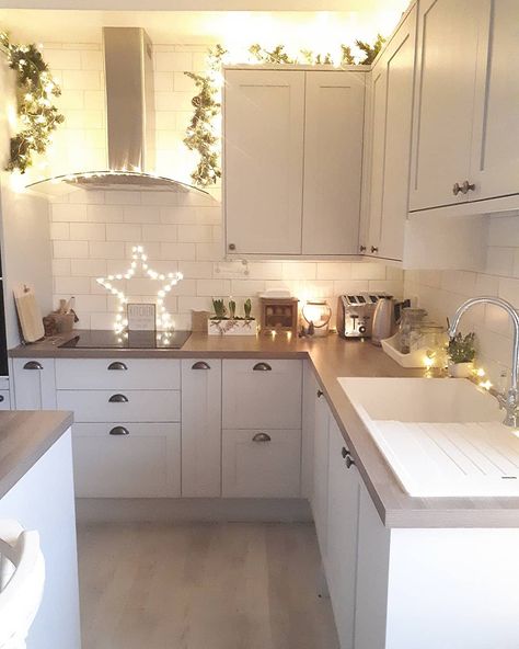 Happy Sunday evening to you all 🙋‍♀️ As you can see it's still in full Christmas dec swing here!💃 Every year more fairy lights stay up all… Fairy Lights Kitchen Cabinets, Twinkle Lights Kitchen, Fairy Lights Kitchen Window, Fairy Lights Kitchen, Cosy Fairy Lights, Modern Kitchen Appliances, Home Decor Quotes, Apartment Kitchen, Outdoor Kitchen Design