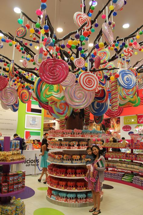 Image Candy Store Design, Candy Store Display, Boutique Patisserie, Candy Room, Giant Lollipops, Lollipop Tree, Hansel Y Gretel, Hello Sweetie, Candy Theme