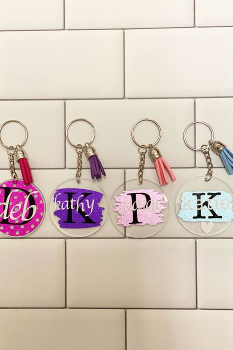 Adorable Keychains, Diy Keychains, Initial Fonts, Diy Storage Rack, Keychain Ideas, Diy Gifts For Friends, Acrylic Keychains, Cricut Joy, Diy Vinyl