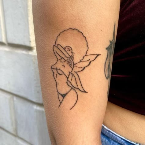 Black Woman Angel Tattoo, Fairy With Afro Tattoo, Small Bratz Tattoo, Black Women Small Tattoos, Femme Tattoo Ideas, Cute Tattoos Black Women, Ethereal Tattoos Black Women, Afro Americana Tattoo, Small Tattoos For Black Women