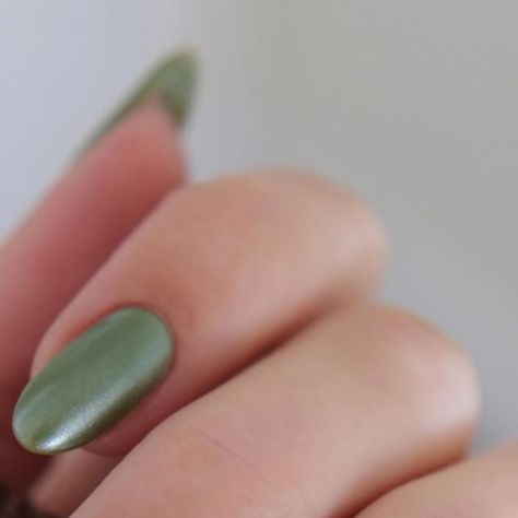 Amber Hancock on Instagram: "🌲🪵☁️ Forest green chrome   Created using @the_gelbottle_inc Khaki & Iced chrome pigment   #greennails #greenchromenails #chromenails #pearlnails #nailinspo #nailideas #gelnails #thegelbottleinc #winternails #shinynails #nailtrends" Khaki Chrome Nails, Chrome Dark Green Nails, Crome Green Nail, Matcha Chrome Nails, Olive Nails Chrome, Green Chrome Nails, Green Chrome, Shiny Nails, Pearl Nails