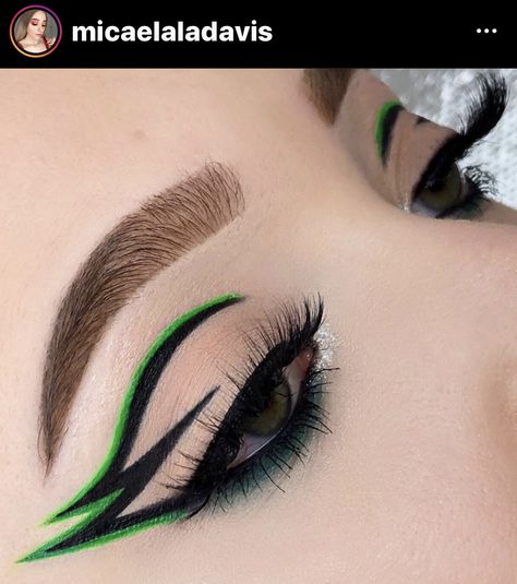 Two Eyeliner Makeup, Grafic Liner Eye Makeup, Grafik Eyeliner, Fantasy Make-up, Make Up Designs, Eye Makeup Images, Eyeliner Designs, Makeup Drawing, Cute Eye Makeup