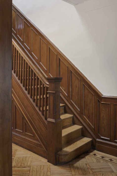 Old Fashioned Staircase, Vintage Staircase, Staircase Design Old House, Old Wood Staircase, Historic Staircase, Vintage Wood Staircase, Staircase Design Modern, Wooden Stairs, Interior Renovation