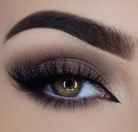 Maquillaje de ojos para irte de fiesta Dark Eye Makeup, Makeup Drawing, Makeup Nails Designs, Dark Eyeshadow, Cute Eye Makeup, Beauty Corner, Dark Lipstick, Eye Makeup Designs, Simple Eye Makeup