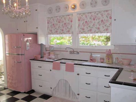 26 Retro Fridges for Modern Kitchen Design | http://www.littlepieceofme.com/kitchen/retro-fridges-for-modern-kitchen-design/ Retro Pink Kitchens, Cocina Shabby Chic, Shabby Chic Decorating, Styl Shabby Chic, Fabulous Kitchens, Casa Vintage, Deco Retro, Pink Kitchen, Chic Kitchen