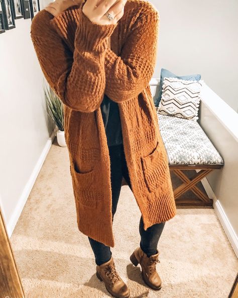 Fall Day Outfit, Long Brown Cardigan, Brown Cardigan Sweater, Orange Cardigan, Long Knit Cardigan, Brown Cardigan, Fall And Winter Fashion, Brown Booties, Thick Sweaters