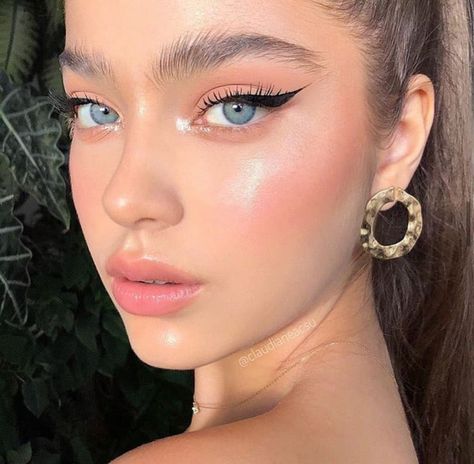 Dewy spring makeup 💫💗 discovered by Evie on We Heart It Dewy Makeup Look, Bentuk Alis, Date Makeup, Dewy Makeup, Makijaż Smokey Eye, Makeup Eye Looks, Glowing Makeup, Spring Makeup, Makeup Makeover