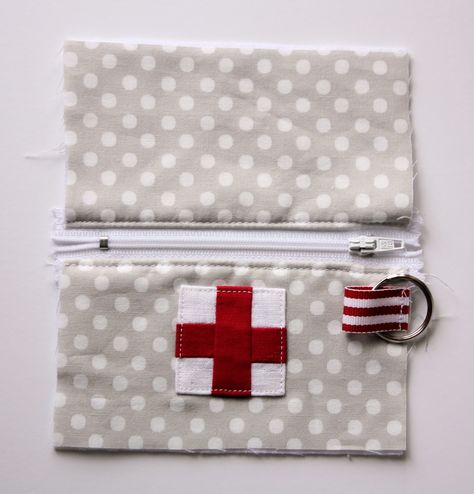 Thanks for all the lovely comments on our Emergency Zippered Pouch. We had a number of requests for a tutorial so you can make your own. They really are a handy size and perfect to put a few first aid supplies in your handbag. Best of all, they only take an hour to make! They... Read More » Diy Pouch No Zipper, Ouch Pouch, A Spoonful Of Sugar, Zipper Pouch Tutorial, Sewing Machine Projects, Pouch Tutorial, Pouch Purse, First Aid Supplies, Sewing Purses