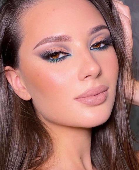 Gray Makeup Looks, 2021 Color Of The Year, Gray Makeup, Grey Makeup, New Year's Makeup, Prom Eye Makeup, Eye Makeup Styles, Eye Makeup Pictures, Evening Makeup