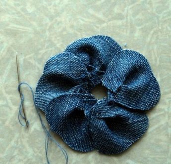 Denim Scraps, Circle Painting, Fabric Flower Brooch, Blue Jeans Crafts, Fabric Brooch, Denim Flowers, Denim Ideas, Jeans Diy, Flower Tutorial