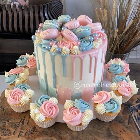 Gender Reveal Pinata Cake, Gender Reveal Cake And Cupcake Ideas, Desserts Gender Reveal, Gender Reveal Sweet Treats, Gender Reveal Cake And Cupcakes, Gender Reveal Inspiration, Cakes For Gender Reveal, Cake With Cupcakes Around It, Cute Gender Reveal Cakes