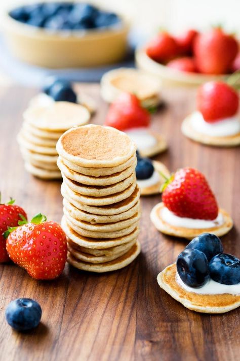 Toddler Pancakes - healthy and easy (baby led weaning). My toddler loves these pancakes! They are so easy we make them on weekday mornings. We serve them with yogurt and fresh fruit for a healthy breakfast. Recipe from The Worktop. || #pancakerecipes #toddlers Healthy Pancake, Healthy Pancake Recipes, Weaning Recipes, Mini Pancakes, Pancakes Easy, Pancakes Healthy, Kid Food, Breakfast Brunch Recipes, Picky Eater Recipes