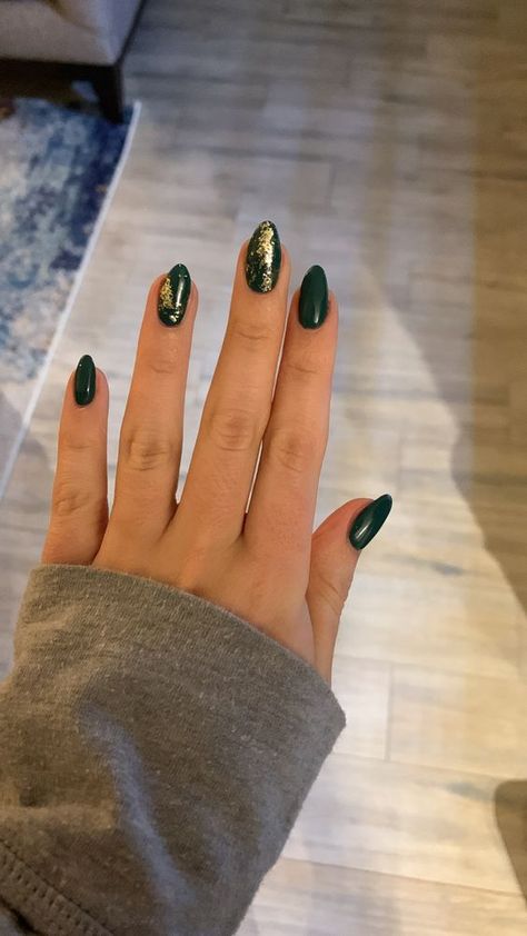 Short Hunter Green Nails, Dark Green Nails With Gold Foil, Autumn Nails 2023 Green, Forest Green And Gold Nails Acrylic, Green Nails Wedding Guest, Dark Green And Rose Gold Nails, Sparkling Green Nails, Forest Green Hoco Nails, Hunter Green Almond Nails