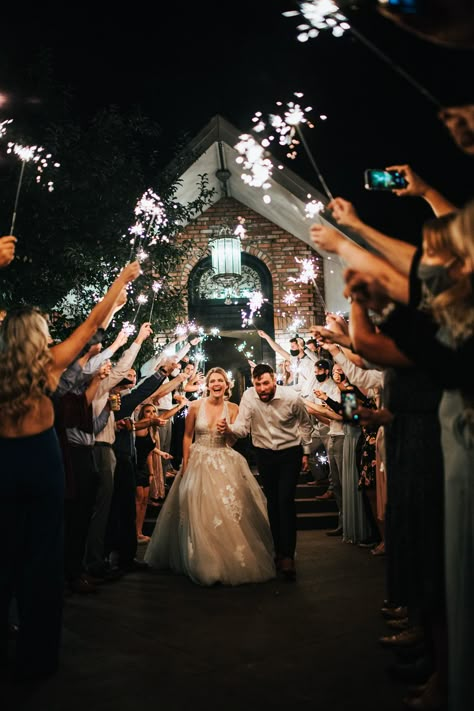 Wedding Pictures Sparklers, Sprinkler Send Off Wedding, Wedding Sparkler Photos, Sparkler Tunnel Wedding, Wedding Ideas Sparklers, Wedding Photography Sparklers, Sparklers For Wedding Send Off, Cute Wedding Exit Ideas, Wedding Exit Sparklers