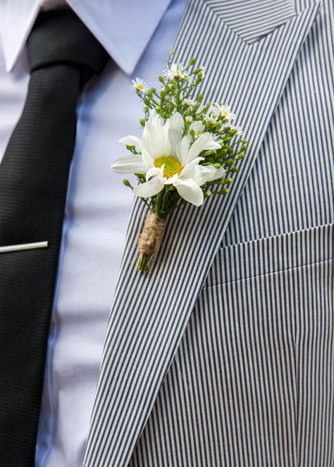 White and Green Daisy and Baby's Breath Boutonniere Daisy Boutonniere, Daisy Wedding, Daisy Bouquet, Babies Breath, Prom Flowers, Spring Wedding Flowers, Boutonniere Wedding, Wedding Flower Arrangements, Amazing Flowers