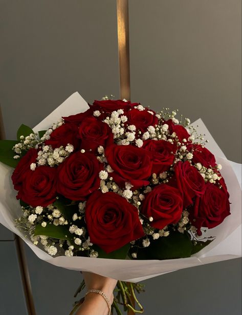 Roses Red Bouquet, A Dozen Roses Bouquets, Red Roses With White Flowers, Red Roses Aesthetic Bouquet, Birthday Bouquet Flowers For Her, Rosa Flor Aesthetic, Bouquet Of Flowers Aesthetic Red, Red Roses And Baby Breath Bouquet, Proposal Flowers Bouquets