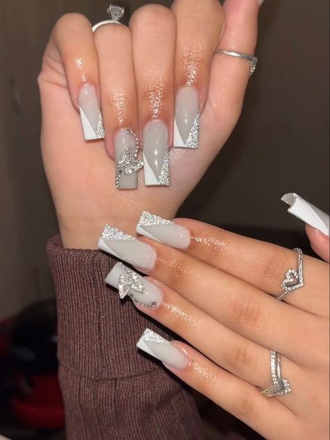 Silver Nail Acrylic, Grey Nails Acrylic Design, Silver Nails Ideas Acrylic, Light Grey Nail Designs, White And Grey Nails Designs, Silver White Nails Ideas, Grey French Tip Nails Square, Short Grey Nails With Design, Cute Gray Nails Acrylic